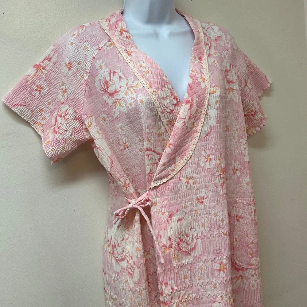 Miss and Mrs Vintage Pink Floral Seersucker Wrap Robe Housecoat Lace Trim Size M